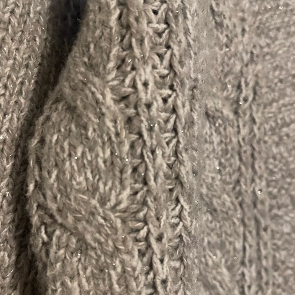 Girls cat and jack gray cardigan with silver shimmer size small (6/7) - Picture 4 of 5